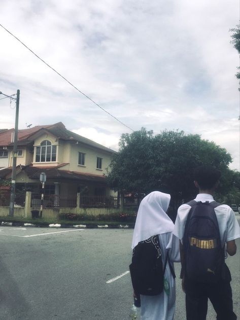 Muka Lelaki, High School Love, School Love, Boy Blurred Pic, Ootd Aesthetic, Muslim Couple Photography, Cutest Couple Ever, Cute Muslim Couples, Best Friends Shoot