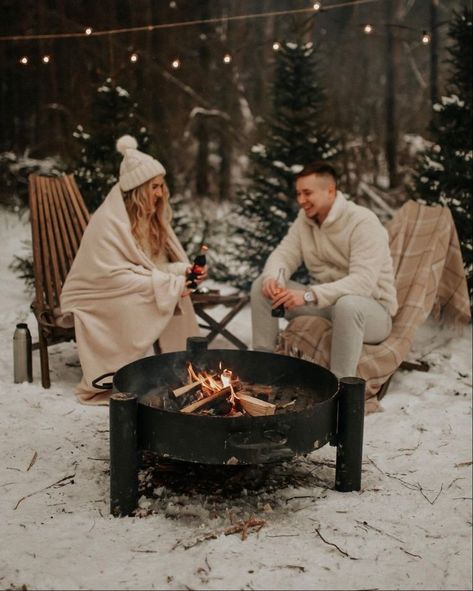 Fireplace Photoshoot, Christmas Winter Wallpaper, Christmas Mini Sessions Outdoor, Winter Picnic, Winter Fire, Outdoor Date, Apres Ski Party, Cabin Aesthetic, Fall Engagement Pictures