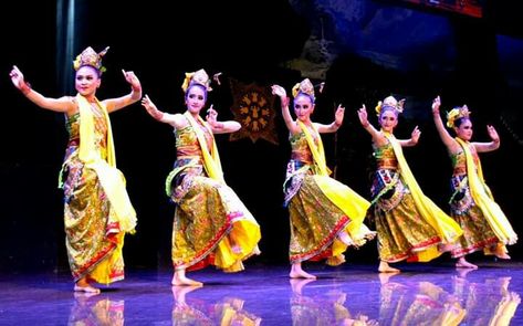 Indonesia Traditional, Kebaya Brokat, Dress Kebaya, Kebaya Muslim, Dance Art, Traditional Dress, Traditional Dresses, Costume Ideas, Batik