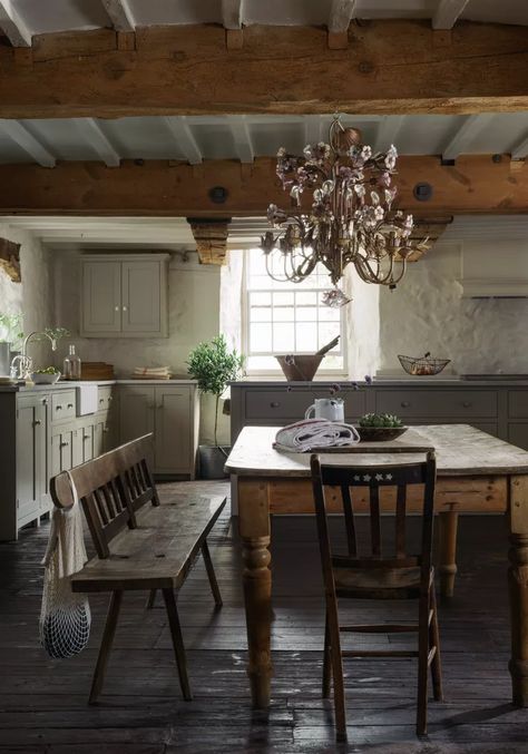 Cottage kitchen ideas - design inspiration | Country Rustic Country Kitchens, Devol Kitchens, Country Kitchen Designs, French Country Kitchens, European Home Decor, Cottage Kitchens, Classic Kitchen, French Country Kitchen, Modern Farmhouse Kitchens