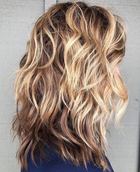 Shoulder-Length Wavy Layered Hair with Highlights Diy Layered Haircut, Wavy Layered Hair, Medium Shag, Medium Shag Haircuts, Haircut Wavy, Shaggy Haircuts, Shag Haircuts, Wavy Bob, Natural Wavy Hair