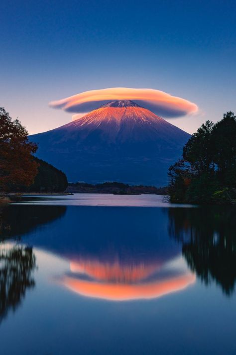 Lenticular Cloud / Altocumulus lenticularis / Nuage lenticulaire / Image by Dave Wong from flickr Lenticular Clouds Wallpaper, Storm Clouds Aesthetic, Poem Pictures, Mountain Pics, Weather Phenomenon, Beautiful Sky Pictures, Majestic Nature, Art Competition Ideas, Sky Gazing