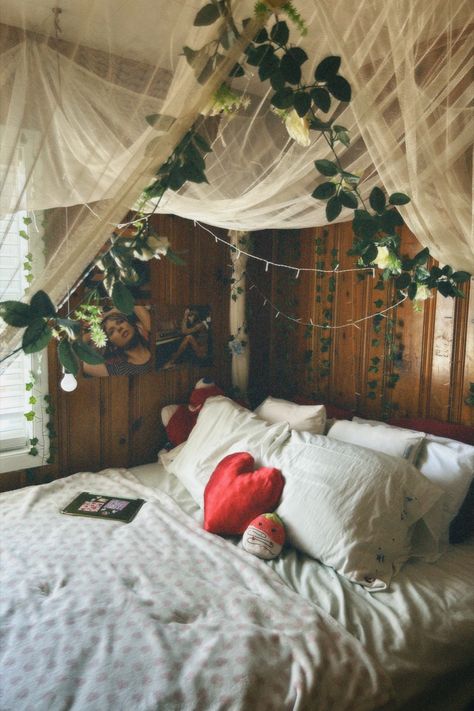 Goddess Room Decor, Room Ideas Aesthetic Greek Mythology, Greek Aesthetic Bedroom, Folklore Bedroom Aesthetic, Greek Mythology Themed Bedroom, Greek Mythology Aesthetic Bedroom, Greek Aesthetic Room, Greek Mythology Room Aesthetic, Hobbitcore Bedroom