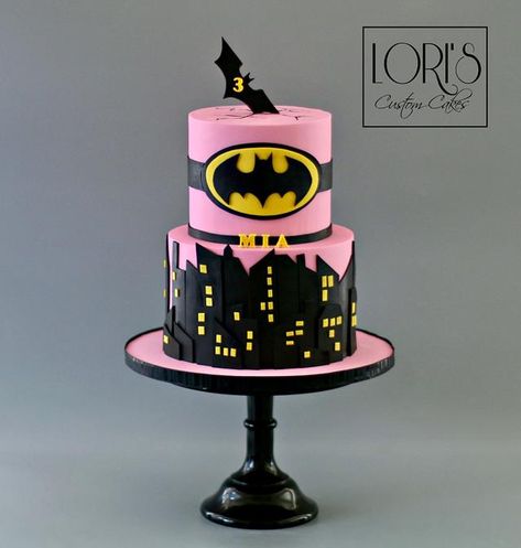 Its been a while… I had a little vacation. So needed after 7 years without one. A whole week off! Now to get back in the swing of things;). A simple but fun batman cake … because every little girl loves Batman :). Girl Superhero Cake, Batgirl Cake, Batgirl Party, Supergirl Birthday, Batman Birthday Cakes, Batman Girl, Wonder Woman Birthday, Batman Theme, Batman Cake