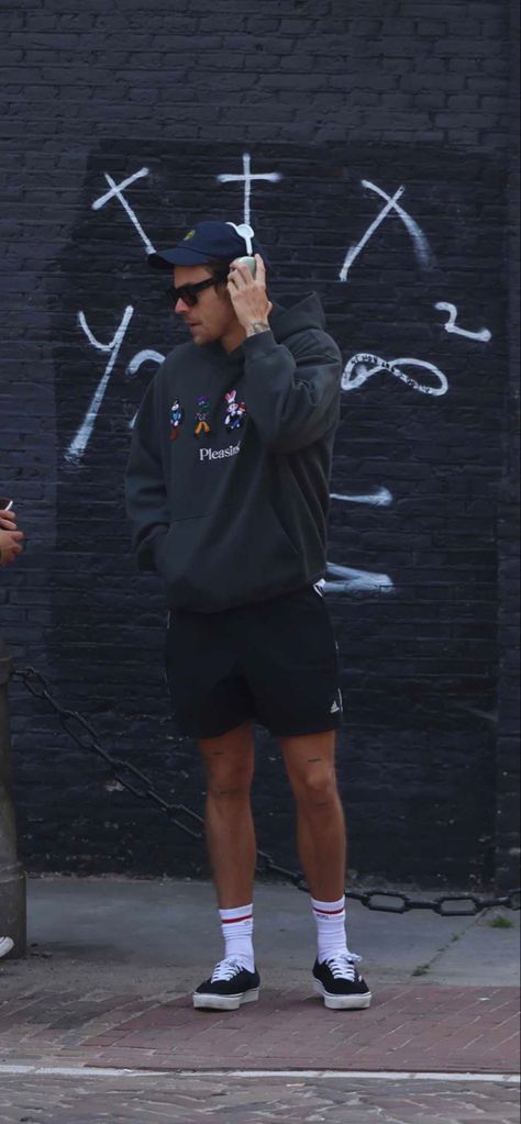 Harry Styles Style Street, Harry Styles Winter Outfits, Harry Styles Streetwear, Harry Styles Street Style, Harry Styles Outfits, Iconic Street Style, Harry Outfits, Harry Styles Outfit, Trending Items