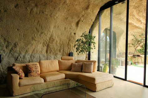 MAISON TROGLODYTE Subtractive Architecture, House Underground, Cave Dwelling, Earth Houses, Casa Hobbit, Architecture Nature, Natural Homes, Cave House, Earth Homes