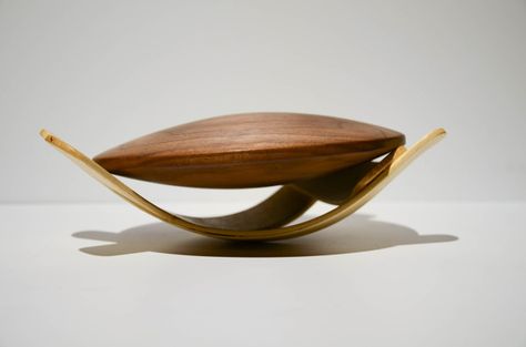 Bent Lamination Disc Holder by Jie Gao, via Behance Bent Lamination Furniture, Bent Lamination, Lynda Benglis Sculpture, Artistic Inspiration, A Stand, Artist Inspiration, Decorative Bowls, Walnut, Woodworking