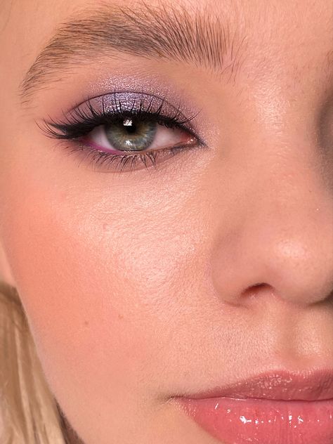 Purple Hoco Makeup Looks, Soft Lavender Eye Makeup, Minimal Color Eyeshadow, Make Up Looks For Lavender Dress, Wedding Makeup Purple Eyeshadow, Purple Eyeshadow Natural, Purple Prom Eyeshadow, Purple Eye Makeup For Green Eyes, Makeup Ideas For Lilac Dress