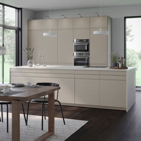 Ikea App, Modern Konyhatervezés, Kitchen Beige, Ikea Food, Beige Kitchen, Design Your Kitchen, Integrated Handles, Tall Cabinet, Ikea Family