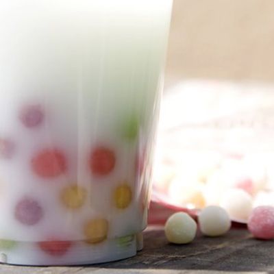 Homemade Bouncing Boba Drink Popping Boba Drinks, Bursting Boba Recipe, Home Made Boba Tapioca Pearls, Bursting Boba Drinks, Bubble Tea Tapioca Pearls, Bubble Drink, Boba Pearls, Bubble Tea Boba, Boba Drink