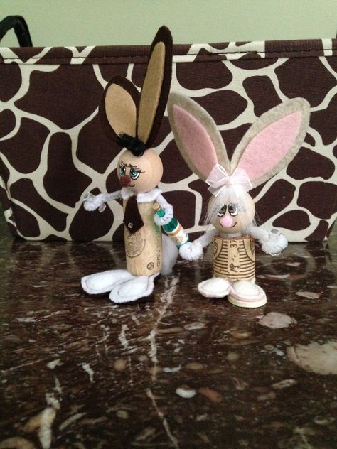 Wine cork bunnies Wine Cork Easter Bunny, Easter Table Centerpieces, Cork Ideas, Cork Projects, Cork Art, Wine Cork Crafts, Cork Crafts, Wine Cork, Easter Table