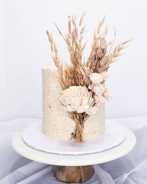 Dry florals give this almond cake the boho chic vibe. Boho Engagement Cake, Boho Cake Decorating Ideas, Boho Party Cake, Wedding Cakes Boho Chic, Fall Boho Cake, Boho Chic Birthday Cake, Boho Bday Cake, Boho Shower Cake, Boho Chic Cake Ideas