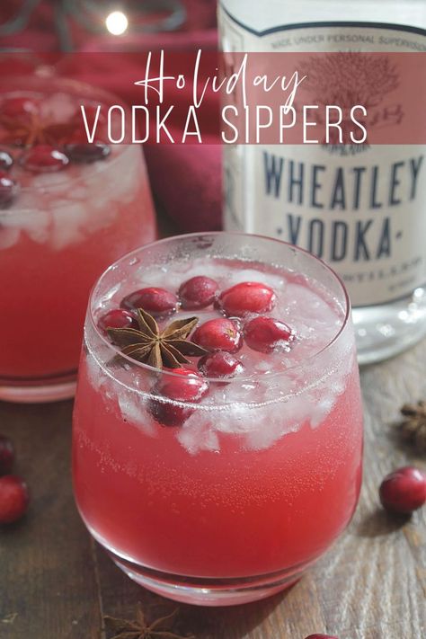 Batch Cocktails Vodka, Vodka Holiday Drinks, Christmas Cocktails Vodka, Nye Drinks, Christmas Vodka, Cocktails Vodka, Christmas Drinks Alcohol Recipes, Christmas Drinks Alcohol, Cranberry Vodka