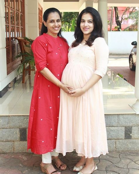 Maternity Frocks Indian, Maternity Wear Indian, Pregnancy Frocks, Modest Maternity Outfits, Modest Maternity, Pregnancy Outfit, Cotton Tops Designs, Pretty Dresses Casual, Couple Pregnancy Photoshoot