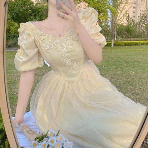 Yule Ball Dress Hufflepuff, Yellow Prom Dress Long, Yellow Princess Dress, Ball Gown Short, Gown Aesthetic, Belle Gown, Princess Inspired Outfits, Puff Sleeve Maxi Dress, Flowery Dresses