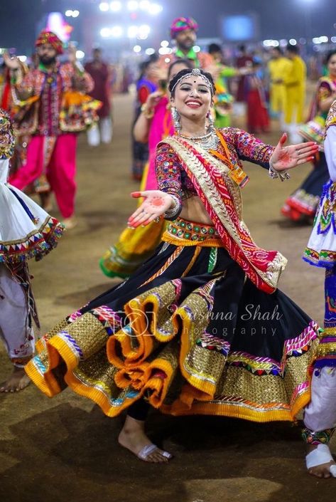 Teej Festival Outfits, Navratri Pic, Dandiya Dress, Best Love Photos, Navratri Outfits, Teej Festival, Indian Classical Dancer, Garba Outfit, Garba Dress