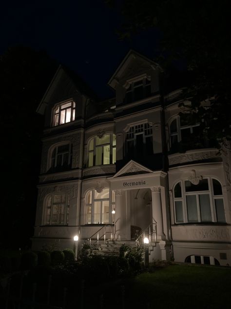 Home Invasion Aesthetic, Horror House Aesthetic, Dark Mansion Aesthetic, Starling House, Small Mansion, Dark Mansion, Vampire House, White Mansion, House At Night