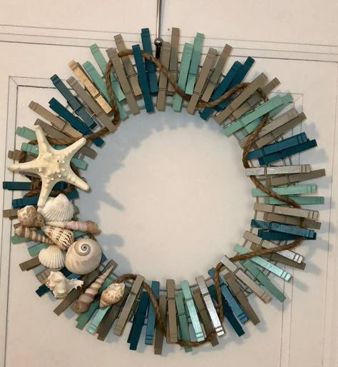 Beach Theme Office, Clothespin Diy Crafts, Beach Crafts Diy, Clothespin Wreath, Beach Themed Crafts, Diy Beach Decor, Seashell Wreath, Nautical Crafts, Clothes Pin Wreath