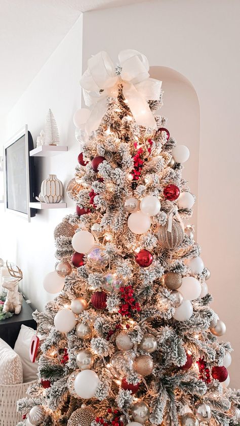 how to decorate a christmas tree Astetic Christmas Tree, Christmas Tree Theme Ideas 2023, Christmas Tree Ideas Frosted, Frosted Tree Christmas, Frosted Tree Decor, Christmas Tree Frosted, Snow Tree Decoration, Frosted Christmas Tree Ideas Decorating, Frosted Christmas Tree Decor