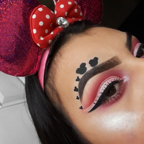 Easy Disney Makeup Looks, Mickey Mouse Makeup Looks, Minnie Maus Make Up, Minnie Mouse Costume Makeup, Minnie Mouse Inspired Makeup, Mini Mouse Makeup Ideas, Minnie Mouse Makeup, Mickey Mouse Makeup, Mickey Mouse Makeup Halloween