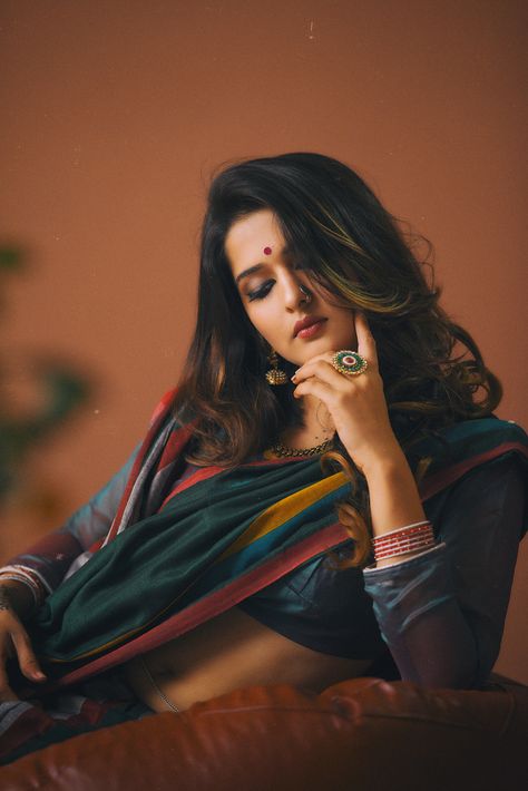 Indian Photoshoot, Saree Photoshoot, Photography Poses Women, Indian Beauty Saree, Desi Beauty, Model Poses, Belle Photo, Beauty Women, Desi