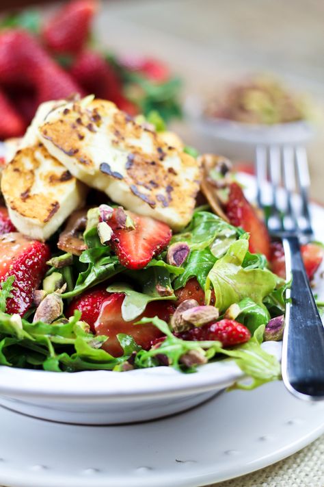 Strawberry and Arugula Salad with Grilled Halloumi Cooking Halloumi, Halloumi Salad, Grilled Halloumi, God Mat, Arugula Salad, Healthy Foodie, Healthy Salads, Arugula, Delicious Salads