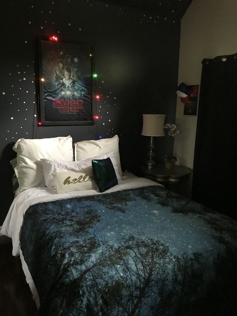 Room Decor Stranger Things, Bedroom Ideas Stranger Things, Stranger Things Room Ideas Diy, Stranger Things Themed Room, Stranger Things Themed Bedroom, Stranger Things Inspired Room, Stranger Things Bedroom Ideas, Stranger Things Room Ideas, Stranger Things Bedroom