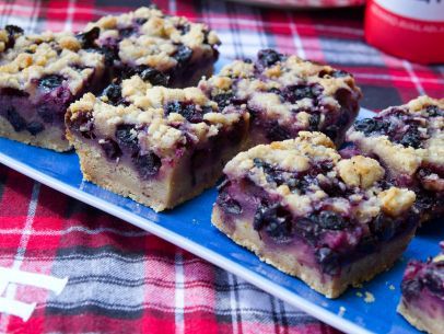 Get this all-star, easy-to-follow Blueberry Pie Bars recipe from Trisha Yearwood Blueberry Crumb Bars, Blueberry Pie Bars, Blueberry Cheesecake Bars, Lemon Blueberry Cheesecake, Crumb Bars, Pie Bar Recipes, Trisha Yearwood, Pie Bars, Gateaux Cake