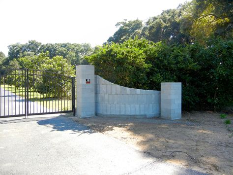 Curved Gated Entrance Walls a la Eddie Entrance Pillars, Entrance Walls, Sliding Gate Design, Landscaping Entrance, Gate Design Modern, Home Decor And Organization, Gate Wall Decor, Gate For Stairs, House Entryway