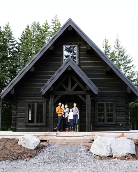 Black log cabin exterior - modern cottage design Black Log Cabin Exterior, Painted Log Cabin Exterior, Modern Log Cabins Exterior, Log Cabins Exterior, Cabins Exterior, Modern Cottage Design, Black Log Cabin, Modern Log Home, Modern Cabin Design