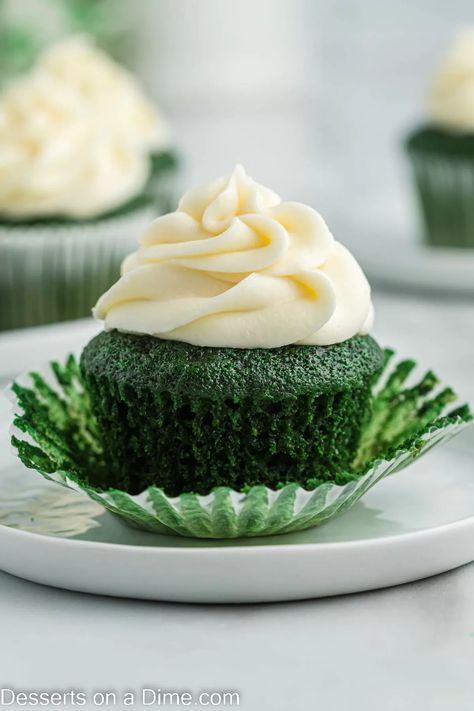 Green Cupcakes Ideas, Green Velvet Cupcakes, Strawberry Lemonade Cupcakes, St Patricks Day Cakes, Homemade Cupcake Recipes, Green Cupcakes, Fun Cupcake Recipes, Sweet Temptation, Krispie Treats Recipe