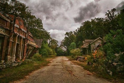 Abandoned town. Millbrook Alabama. Town Aesthetic, Abandoned Town, Parc D'attraction, Abandoned Mansions, Ghost Town, Haunted Places, Abandoned Buildings, Old Buildings, Abandoned Houses