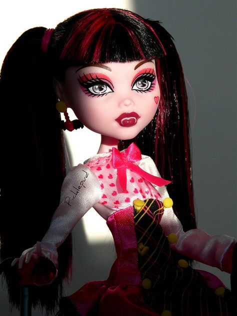 High Photography, Vampire Doll, Draculaura Monster High, Draculaura Doll, Monster High Draculaura, Doll Photography, Monster High Doll, Dracula, Monster High