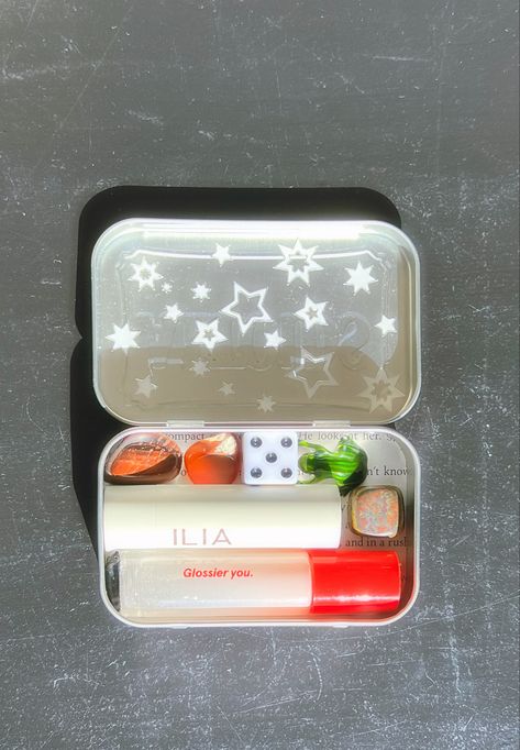 trinkets ilia glossier altoids tin altoids trinket box aesthetic grunge altoids wallet mints crystals stars Altiod Wallet, Altoids Wallets, Altoid Wallet, Outline Stickers, Mint Tin Crafts, Altoids Wallet, Card Making Kids, Altoids Tin, Altoid Tin