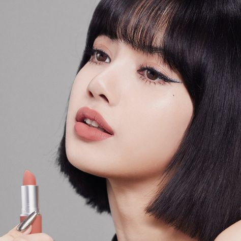 LISANATIONS on Twitter: "[IG] 201105 — maccosmeticskorea updated with Lisa: 🔗 https://t.co/NvURLzTZoR #MACGlobalAmbassadorLISA #MACLOVESLISA #LISA #리사 #BLACKPINK #블랙핑크 #LALISA @BLACKPINK… https://t.co/q0C9xpP9wt" Lalisa Short Hair, Eyeliner Glitter, Hair Inspired, Velvet Teddy, Lisa Manoban, Lalisa Manobal, Lisa Blackpink, Blackpink Photos, Artistry Makeup