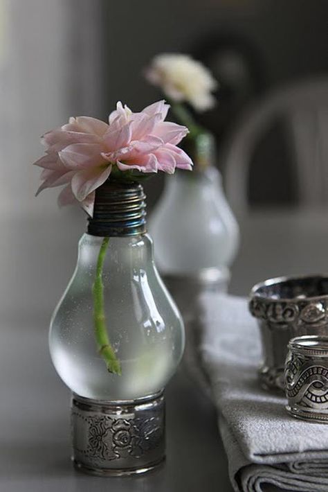 Eco Vase, Light Bulb Vase, Recycled Light Bulbs, Diy Light Bulb, Alevel Art, Diy Flores, Fleurs Diy, Vase Crafts, Old Lights