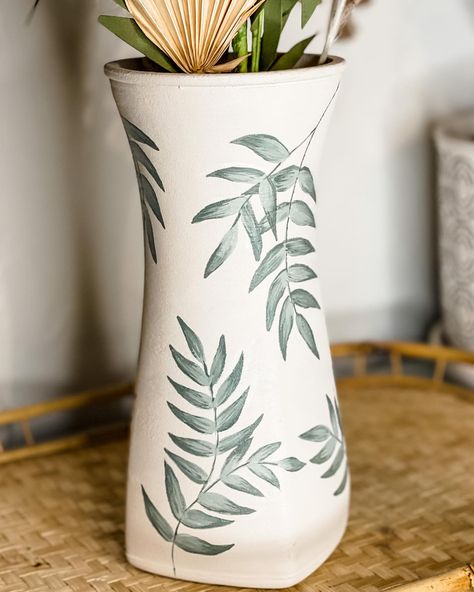 Hand Painted Vases Pottery, Painted Vase Ideas, Pottery Painting Inspo Vase, Cute Vase Painting Ideas, Clay Vase Painting Ideas, Ceramic Painting Vase, Pottery Painting Designs Vase, Painting On Vase, Vase Painting Ideas Pottery