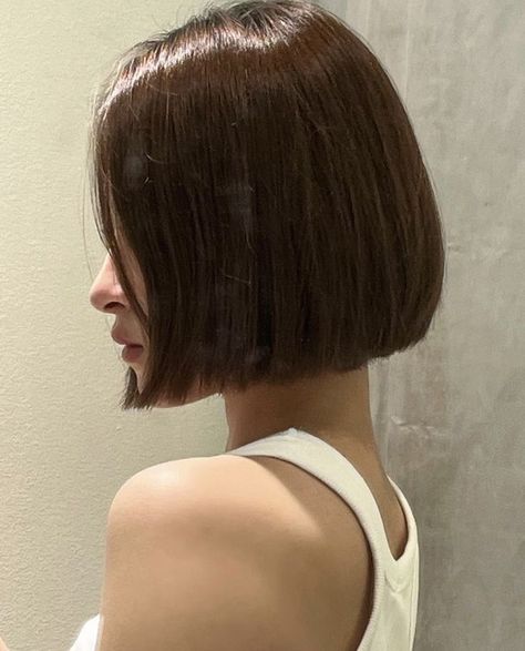 Square bob haircut is a bob that cut between the ears and just above the shoulder. Take a look through these inspiring pictures of popular square bob haircut and hairstyles. Asian Hair Bob, Bangs Haircut Ideas, Short Bob Cut, Haircut Ideas Trendy, Bob Hairstyle Ideas, Bangs Haircut, Chin Length Hair, Hair Inspiration Short, Trendy Hairstyle