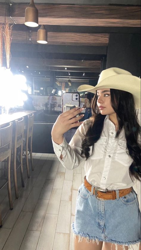 Rancho Outfits For Women, Outfit Rancho Mujer, Outfit Ranchero, Look Agro, Outfits Rancheros Mujer, Vaqueras Aesthetic, Ootd Vaquero, Outfit Vaquera, Vaquero Outfit