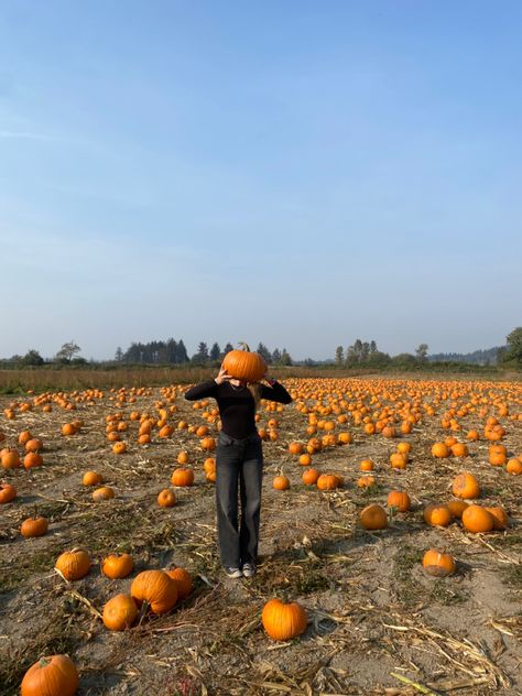 Pumpkin Patch Ig Pictures, Pumping Patch Pictures, Pumpkin Patch Aesthetic Photoshoot, Pumpkin Patch Friends, Fall Photo Inspiration, Pumpkin Picking Pictures, Pumpkin Patch Instagram Pictures, Pumpkin Patch Picture Ideas, Pumpkin Patch Photo Ideas