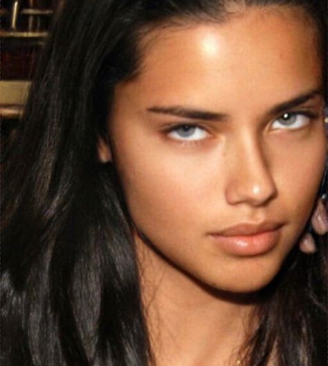 Adriana Lima Without Makeup, Adriana Lima Outfit, Lima Model, Adriana Lima Young, Adriana Lima Style, Sherilyn Fenn, Isabeli Fontana, Model Inspo, Gisele Bundchen