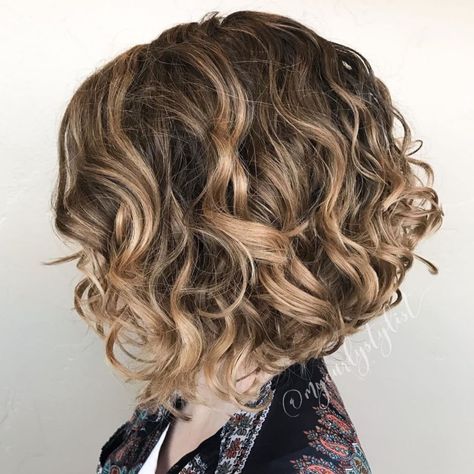 Messy Wavy Dark Blonde Bob Depth Hair Color, Best Haircut For Naturally Wavy Hair, Inverted Bob Wavy Hair, Wavy Bronde, Naturally Wavy Bob, Dark Blonde Bobs, Bronde Bob, Blonde Balayage Bob, Balayage Bob