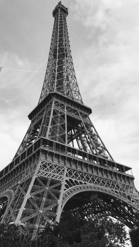 Iphone Wallpaper Violet, Perspective Drawing Architecture, Monochrome Wall, Paris Wallpaper, Art Noir, Christmas Wallpaper Backgrounds, Black And White Picture Wall, Pix Art, Gray Aesthetic