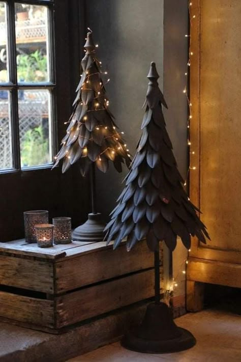 Black Christmas Decorations, Dark Christmas, Metal Christmas Tree, Metal Christmas, Christmas Trends, Black Christmas, Christmas Deco, Xmas Crafts, Christmas Joy