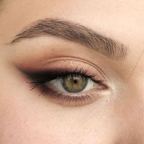 Eyeshadow For Green Eyes, Winged Eyeliner Tutorial, Simple Eyeliner, Subtle Makeup, Perfect Lipstick, Masks Diy, Games Diy, Halloween Recipe, Smink Inspiration