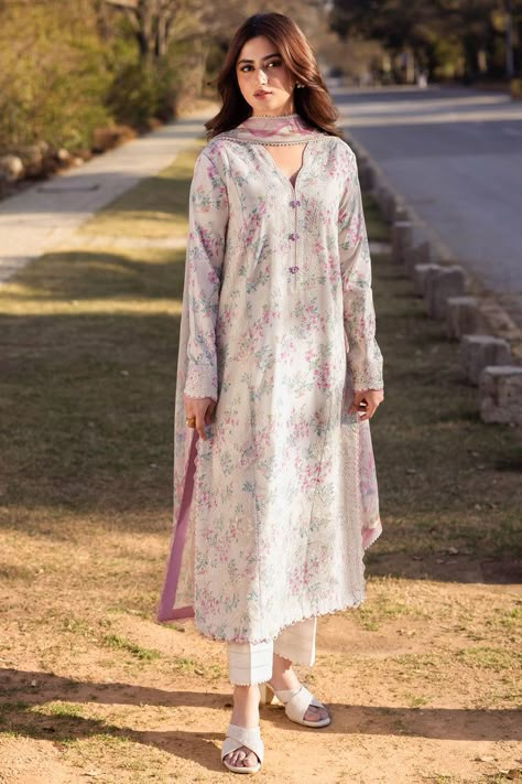 Pakistani Lawn Suits Design, Lawn Design, Pakistani Lawn Suits, Lawn Dress, Simple Pakistani Dresses, Lawn Suits, Stylish Dress Book, Pakistani Suits, Suit Fabric