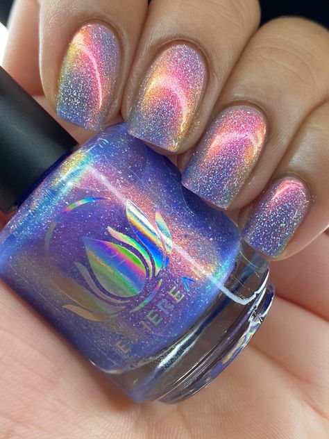 Med Length Acrylic Nail Designs, Holographic Gel Polish, Aerodesent Nails, Beach Dip Powder Nails, Irredecent Nail Designs, Cat Eye Nails Gel, Cats Eye Nails Design Ideas, Purple Cat Eye Nails, Holographic Nail Designs