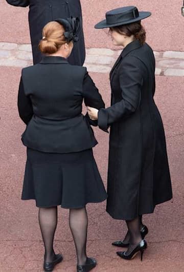 Casual Kate Middleton, Kate Middleton Sister, Sarah Ferguson Wedding, Queen Elizabeth Jewels, Princess Eugenie And Beatrice, Sarah Duchess Of York, Kate Middleton News, Military Style Coats, Sarah Ferguson