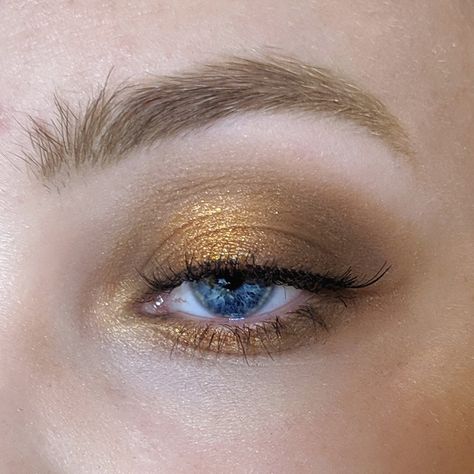 Gold Eyeshadow For Blue Eyes, Gold Eyeshadow Blue Eyes, Gold Makeup For Blue Eyes, Blue Gold Eyes, Gold Makeup Blue Eyes, Gold Eye Looks, Gold And White Makeup, Yellow Dress Makeup, Eyeshadow Blue Eyes