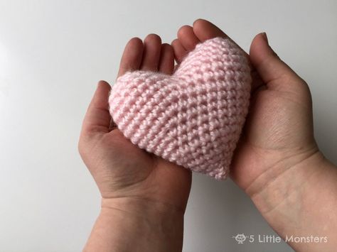 5 Little Monsters: Crocheted Puffy Hearts Arm Crocheting, Crochet Heart Blanket, Christmas Knitting Patterns Free, Crochet Lovey, Crochet Monsters, Crochet Heart Pattern, Valentines Crochet, Christmas Knitting Patterns, Crochet Amigurumi Free Patterns